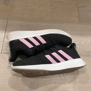Size 9.5 women’s Adidas cloud foam black with pink stripe. Minimally used.